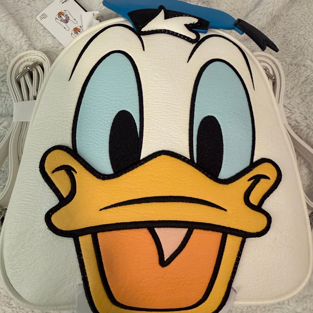 Reversible Donald & Daisy Loungefly backpack/crossbody. - Picture 13 of 13